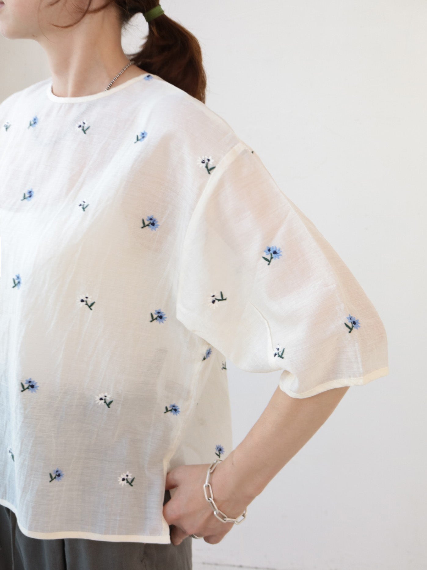 doux bleu　シアー刺繍ブラウス　　DB-2623-075