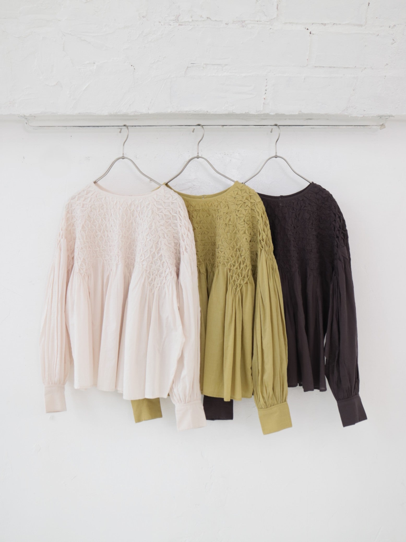 ＼再入荷／doux bleu　ハンドスモッキング刺繍ブラウス　DB-2543-003