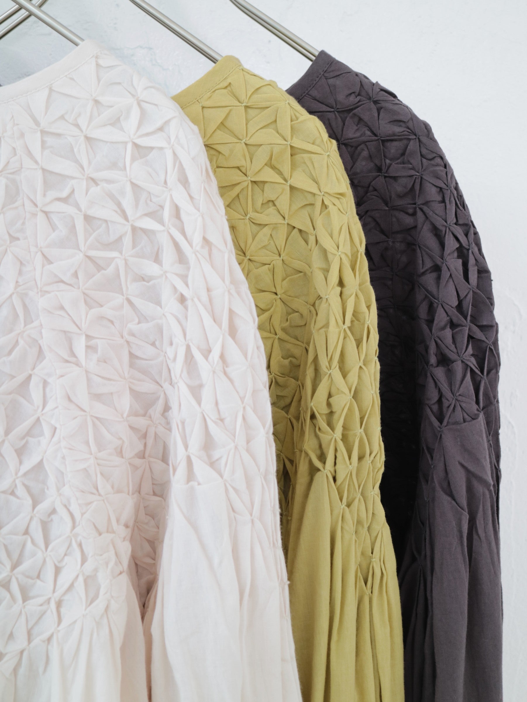 ＼再入荷／doux bleu　ハンドスモッキング刺繍ブラウス　DB-2543-003