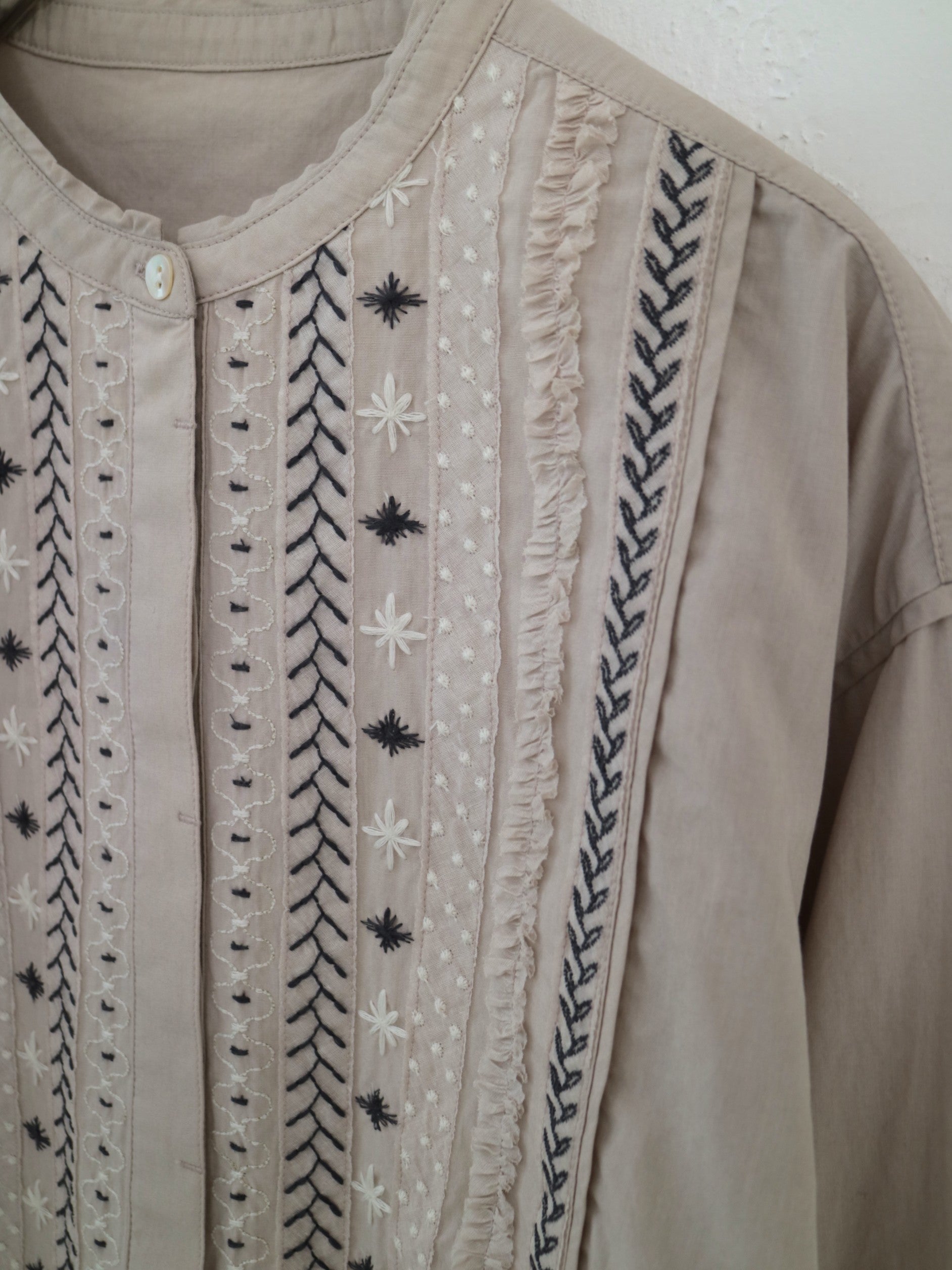 doux bleu　ステッチ エンブロイダリーシャツ　DB-2543-017