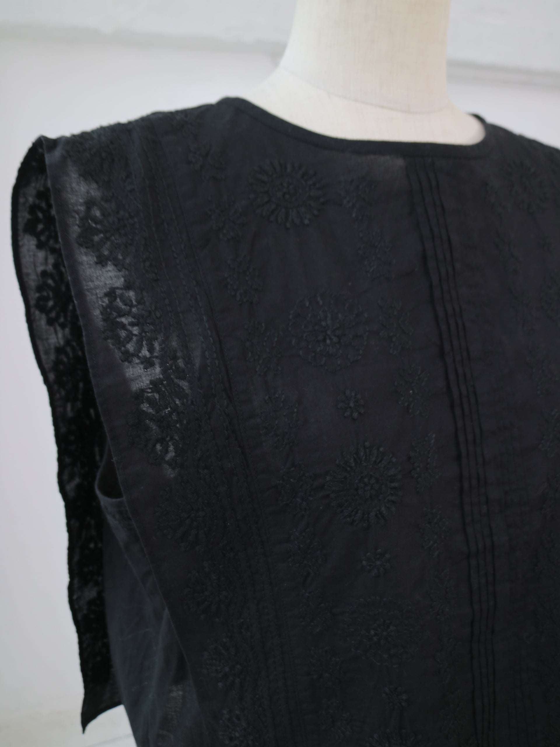doux bleu　ラクノウ刺繍ショートベスト　DB-2618-043