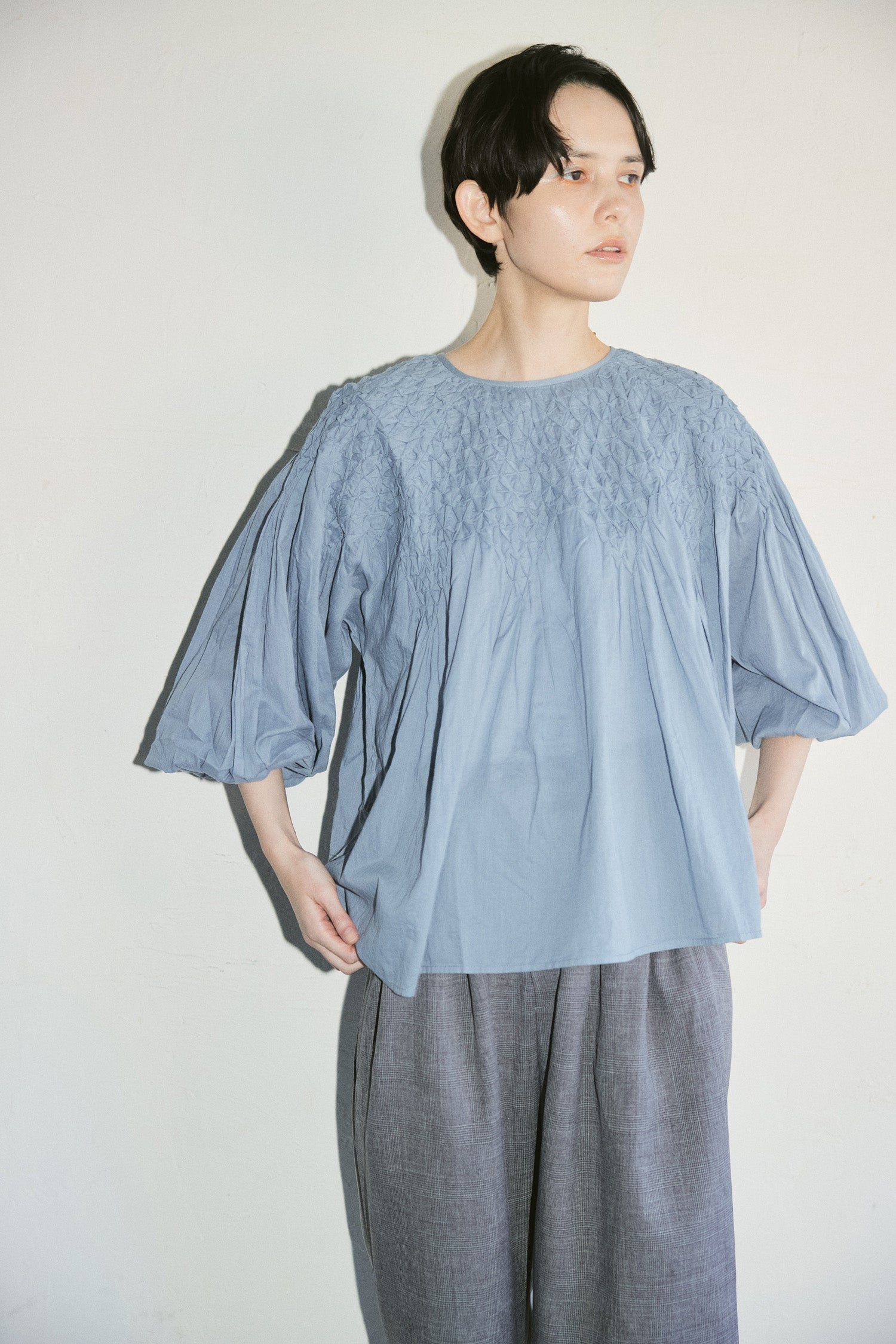 doux bleu ハンドスモック刺繍ブラウス 再生産】doux bleu ハンドスモッキング刺繍ブラウス DB-2543-003