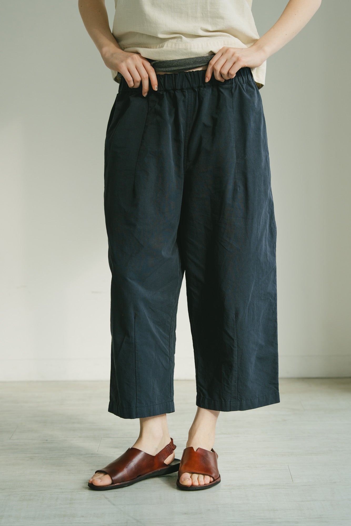 YARRA 8分丈裾ダーツパンツ YR-1625-305