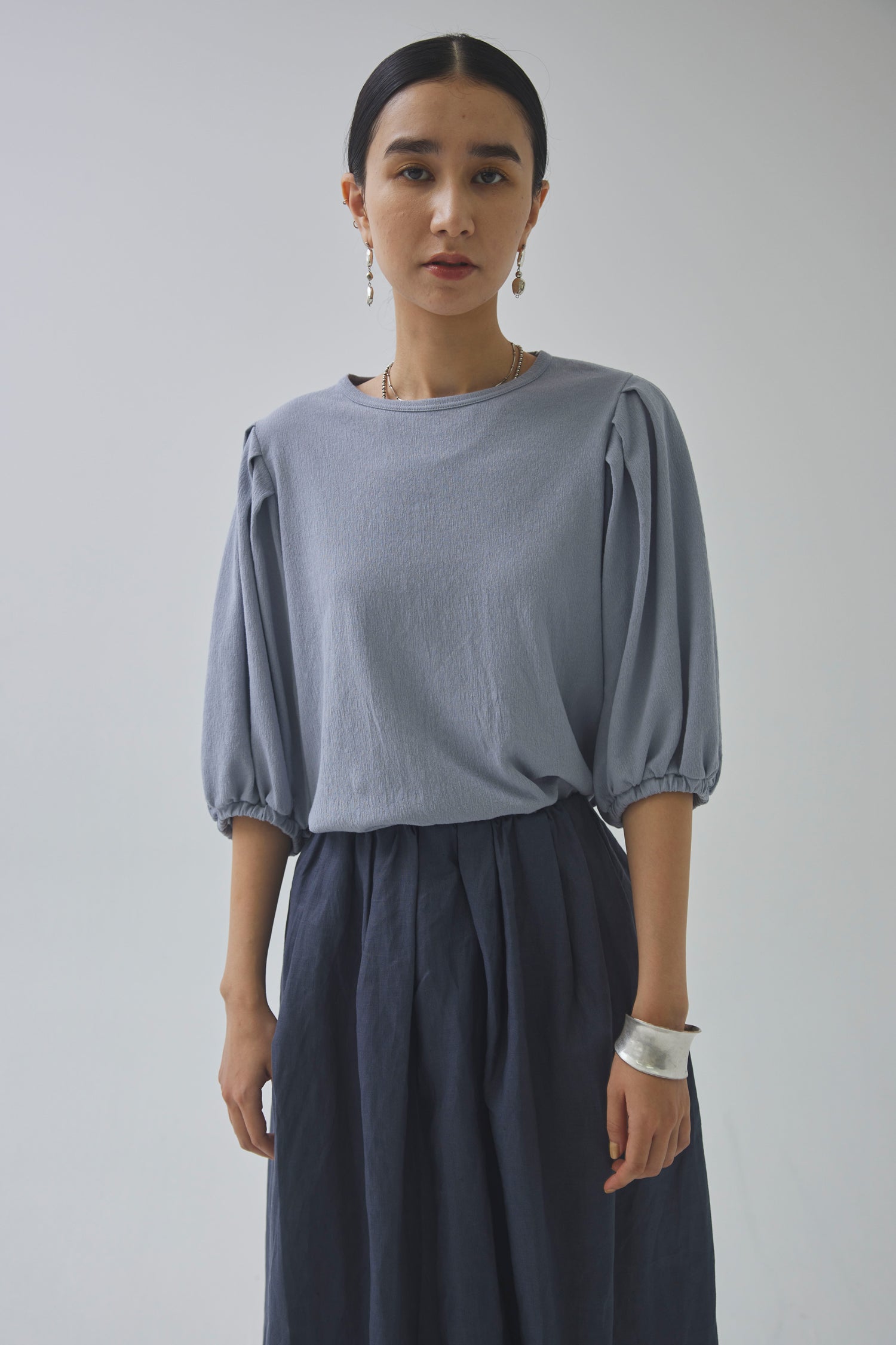 doux bleu　ツイストクレープ袖タックプルオーバー　DB-2421-049