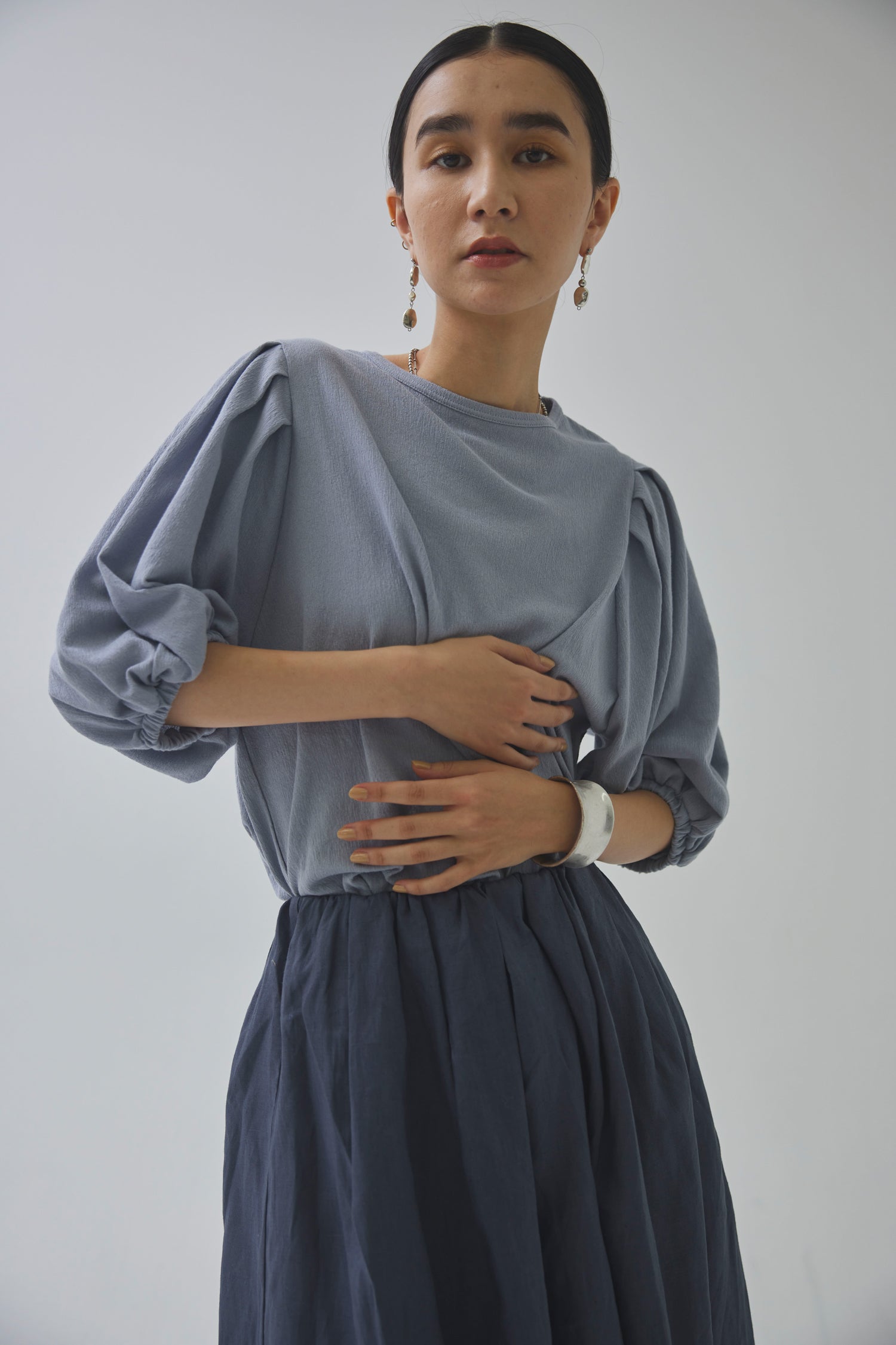 doux bleu　ツイストクレープ袖タックプルオーバー　DB-2421-049