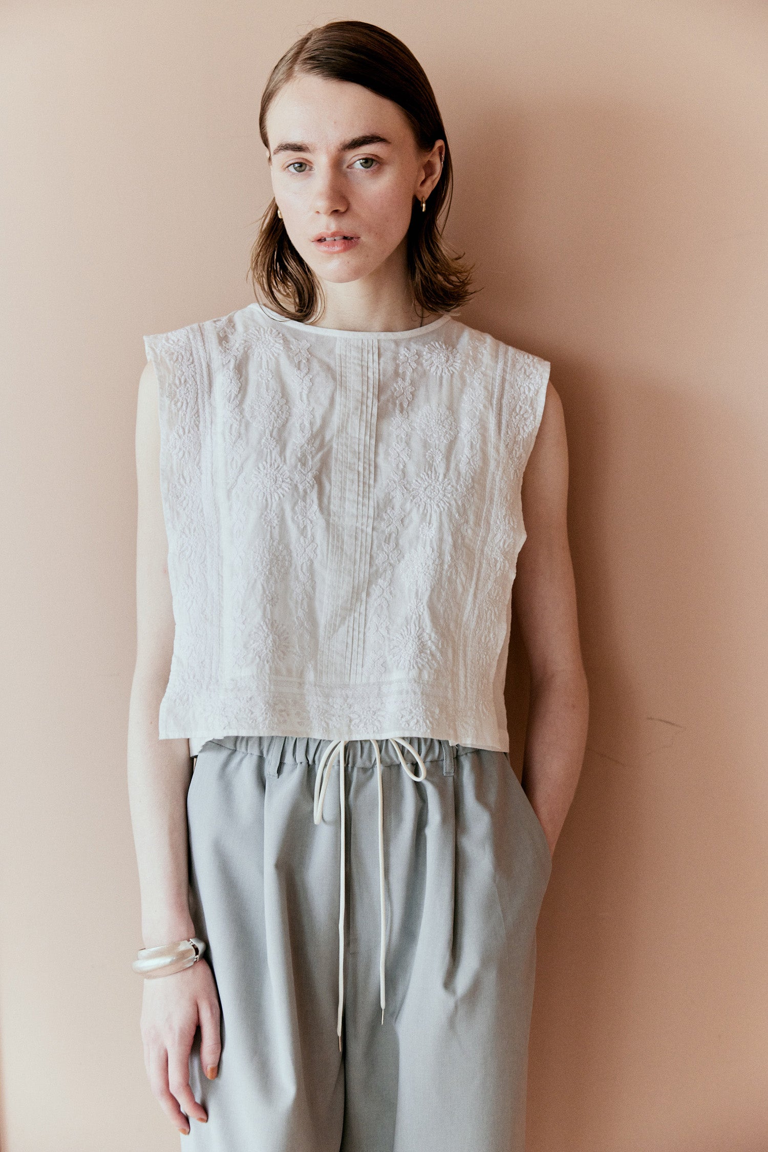 doux bleu　ラクノウ刺繍ショートベスト　DB-2618-043