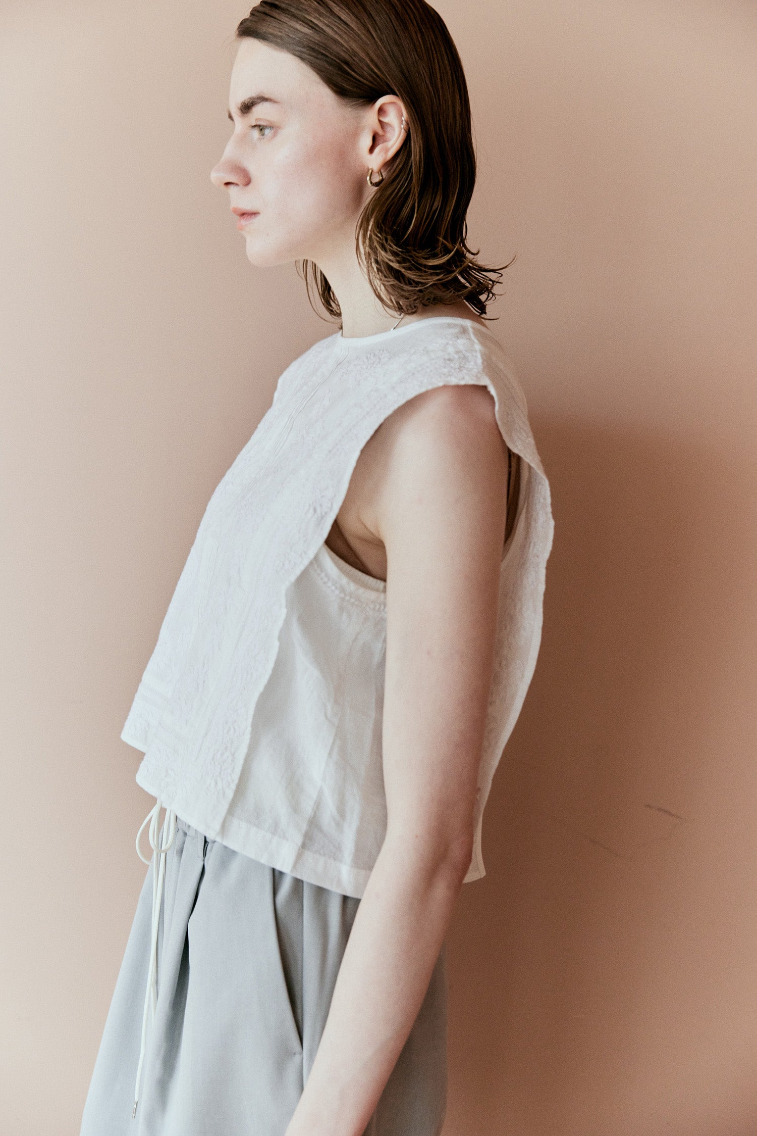 doux bleu　ラクノウ刺繍ショートベスト　DB-2618-043