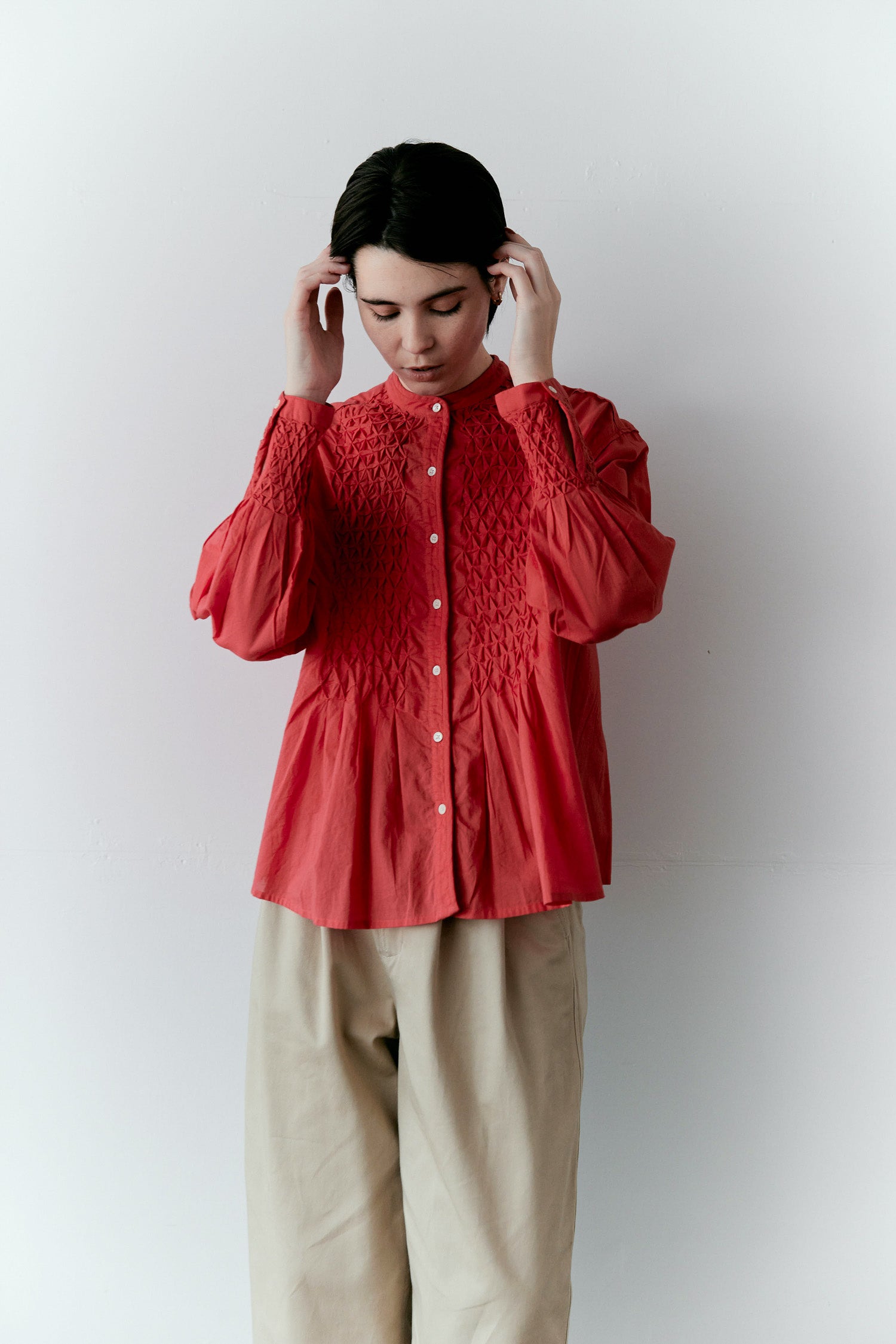 doux bleu　ハンドスモッキング刺繍シャツ　DB-2613-024